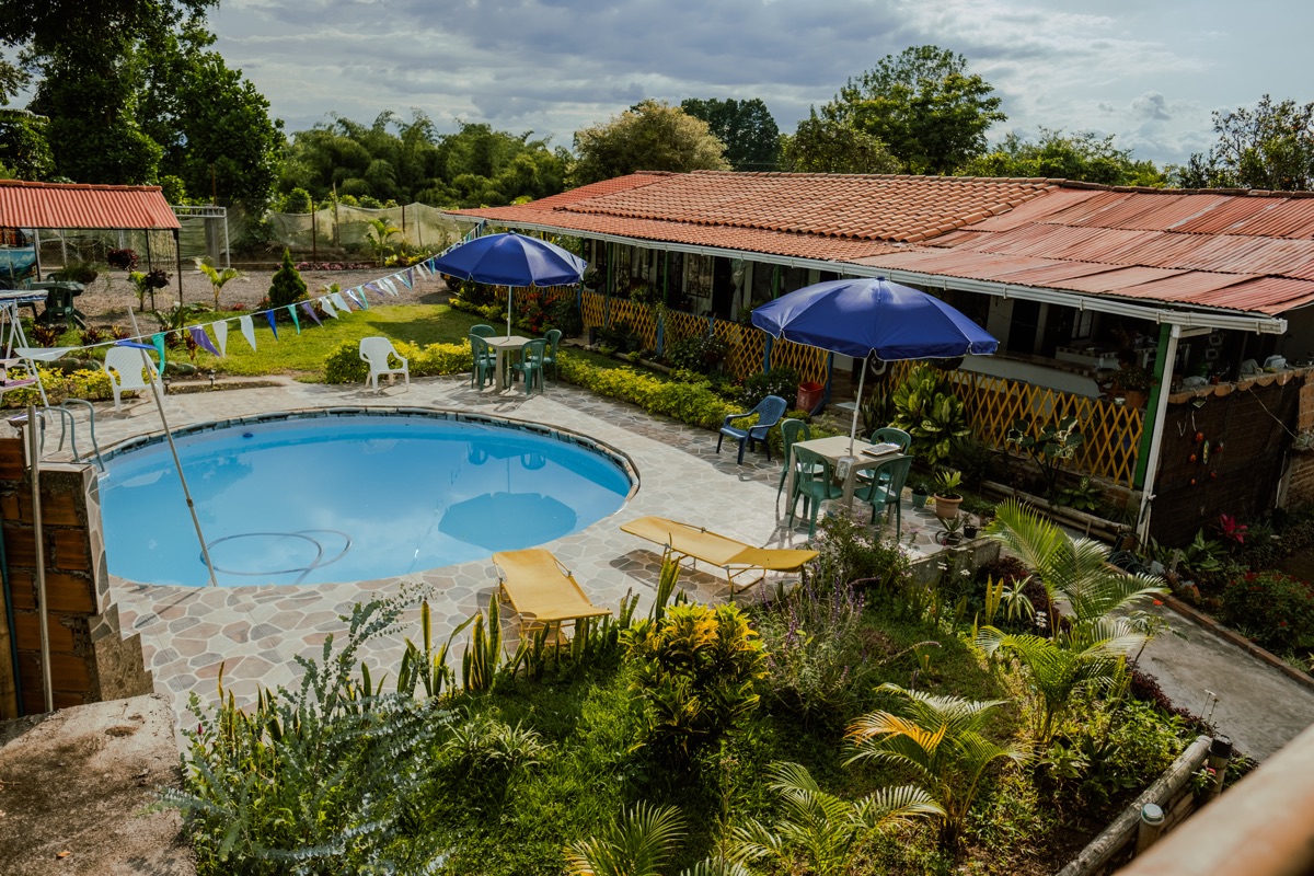 Piscina con jardines